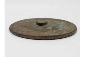 中国　古玩　「薛仰峯造」の銘あり　古銅製　直径約10cm　重さ約286g　端正な造形と銘入りの鈕が趣深い古鏡　(R-090682)