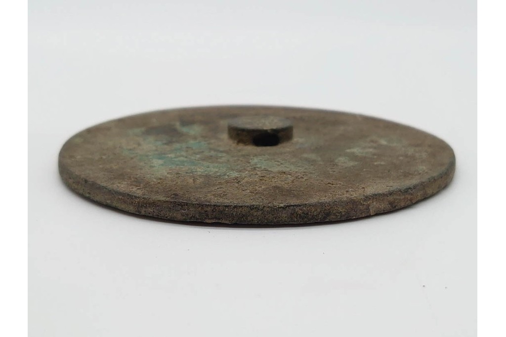 中国　古玩　「薛仰峯造」の銘あり　古銅製　直径約10cm　重さ約286g　端正な造形と銘入りの鈕が趣深い古鏡　(R-090682)