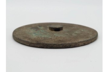 中国　古玩　「薛仰峯造」の銘あり　古銅製　直径約10cm　重さ約286g　端正な造形と銘入りの鈕が趣深い古鏡　(R-090682)