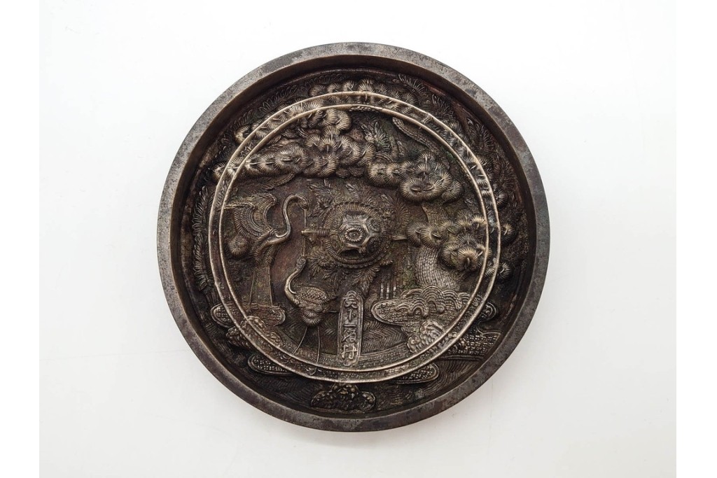 江戸期　「天下一」の銘あり　直径約12cm　重さ約719g　松鶴亀文を精緻に表した古鏡　(R-090683)