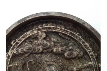 江戸期　「天下一」の銘あり　直径約12cm　重さ約719g　松鶴亀文を精緻に表した古鏡　(R-090683)