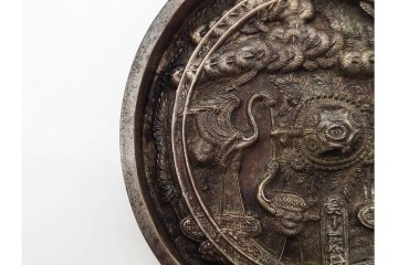 江戸期　「天下一」の銘あり　直径約12cm　重さ約719g　松鶴亀文を精緻に表した古鏡　(R-090683)