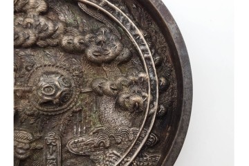江戸期　「天下一」の銘あり　直径約12cm　重さ約719g　松鶴亀文を精緻に表した古鏡　(R-090683)