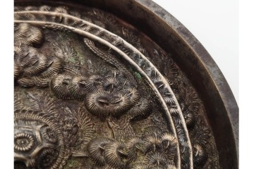 江戸期　「天下一」の銘あり　直径約12cm　重さ約719g　松鶴亀文を精緻に表した古鏡　(R-090683)