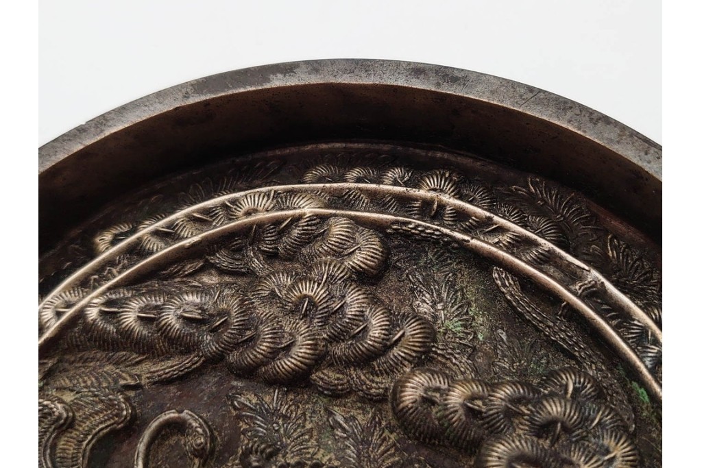 江戸期　「天下一」の銘あり　直径約12cm　重さ約719g　松鶴亀文を精緻に表した古鏡　(R-090683)