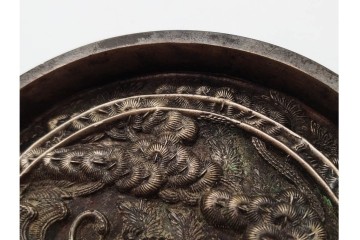 江戸期　「天下一」の銘あり　直径約12cm　重さ約719g　松鶴亀文を精緻に表した古鏡　(R-090683)