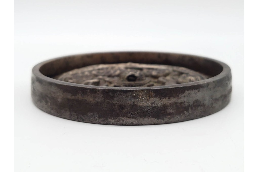 江戸期　「天下一」の銘あり　直径約12cm　重さ約719g　松鶴亀文を精緻に表した古鏡　(R-090683)