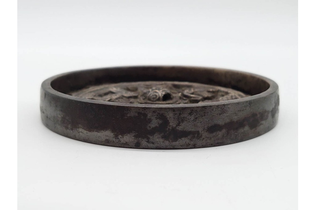 江戸期　「天下一」の銘あり　直径約12cm　重さ約719g　松鶴亀文を精緻に表した古鏡　(R-090683)