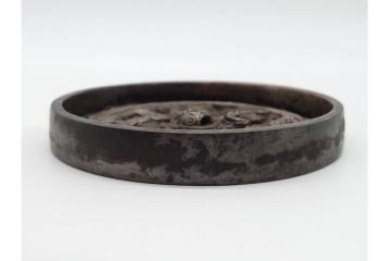 江戸期　「天下一」の銘あり　直径約12cm　重さ約719g　松鶴亀文を精緻に表した古鏡　(R-090683)