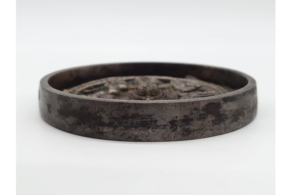 江戸期　「天下一」の銘あり　直径約12cm　重さ約719g　松鶴亀文を精緻に表した古鏡　(R-090683)