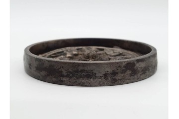 江戸期　「天下一」の銘あり　直径約12cm　重さ約719g　松鶴亀文を精緻に表した古鏡　(R-090683)