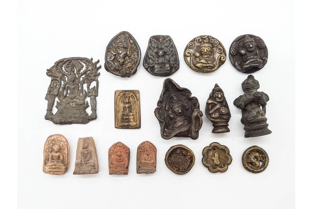 時代物　東南アジア(タイ)・チベット系　金属製(古銅ほか)・土製など　多彩な奉納仏・護符・プラクルアンをまとめた16点セット　プラ・ソムデットを含む　(R-090684)