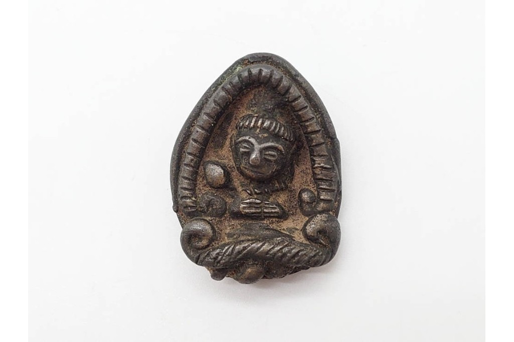 時代物　東南アジア(タイ)・チベット系　金属製(古銅ほか)・土製など　多彩な奉納仏・護符・プラクルアンをまとめた16点セット　プラ・ソムデットを含む　(R-090684)