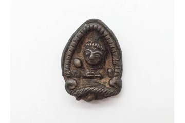時代物　東南アジア(タイ)・チベット系　金属製(古銅ほか)・土製など　多彩な奉納仏・護符・プラクルアンをまとめた16点セット　プラ・ソムデットを含む　(R-090684)