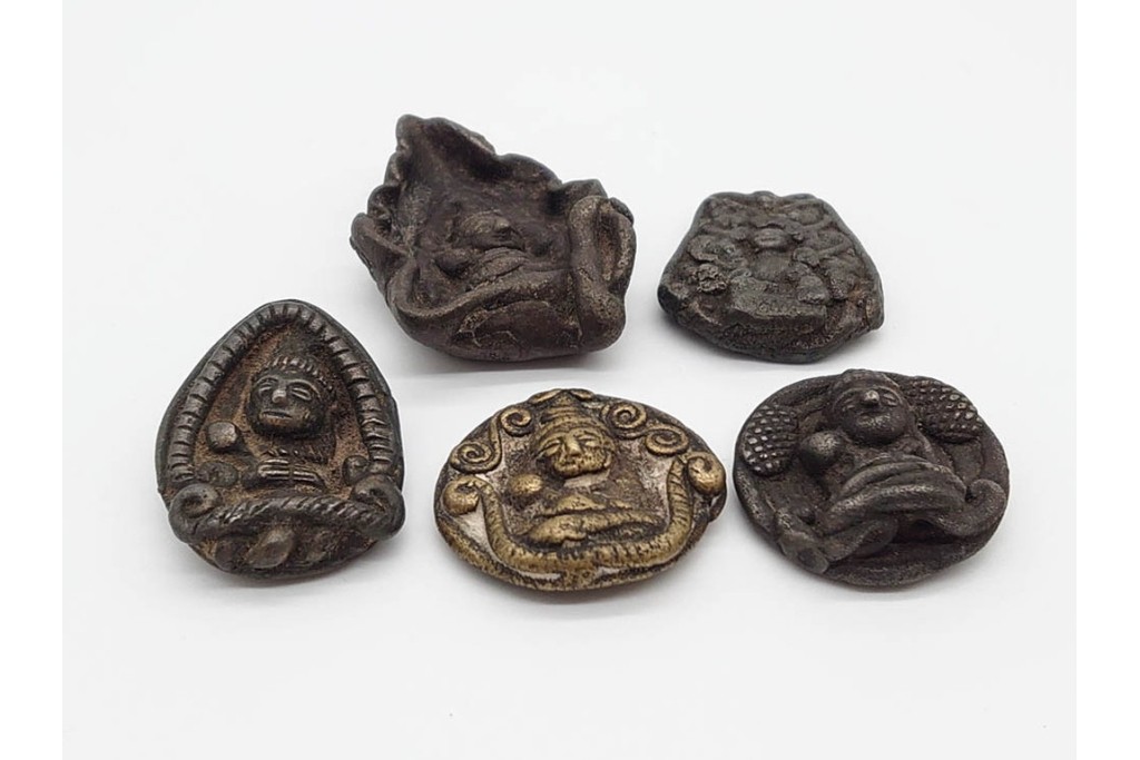 時代物　東南アジア(タイ)・チベット系　金属製(古銅ほか)・土製など　多彩な奉納仏・護符・プラクルアンをまとめた16点セット　プラ・ソムデットを含む　(R-090684)
