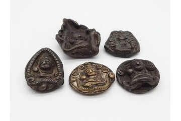 時代物　東南アジア(タイ)・チベット系　金属製(古銅ほか)・土製など　多彩な奉納仏・護符・プラクルアンをまとめた16点セット　プラ・ソムデットを含む　(R-090684)