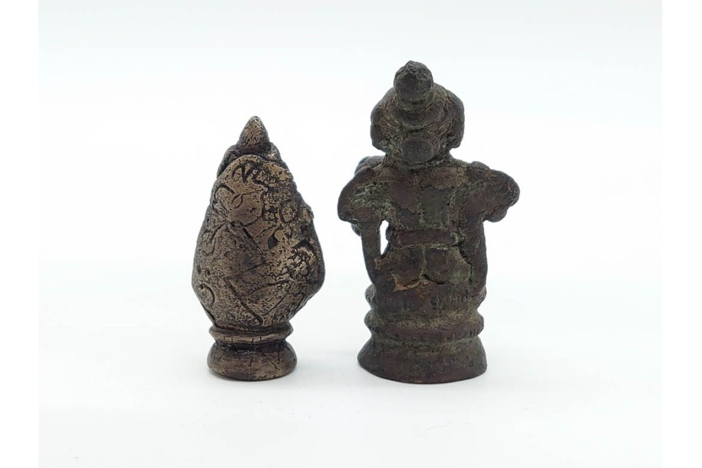 時代物　東南アジア(タイ)・チベット系　金属製(古銅ほか)・土製など　多彩な奉納仏・護符・プラクルアンをまとめた16点セット　プラ・ソムデットを含む　(R-090684)