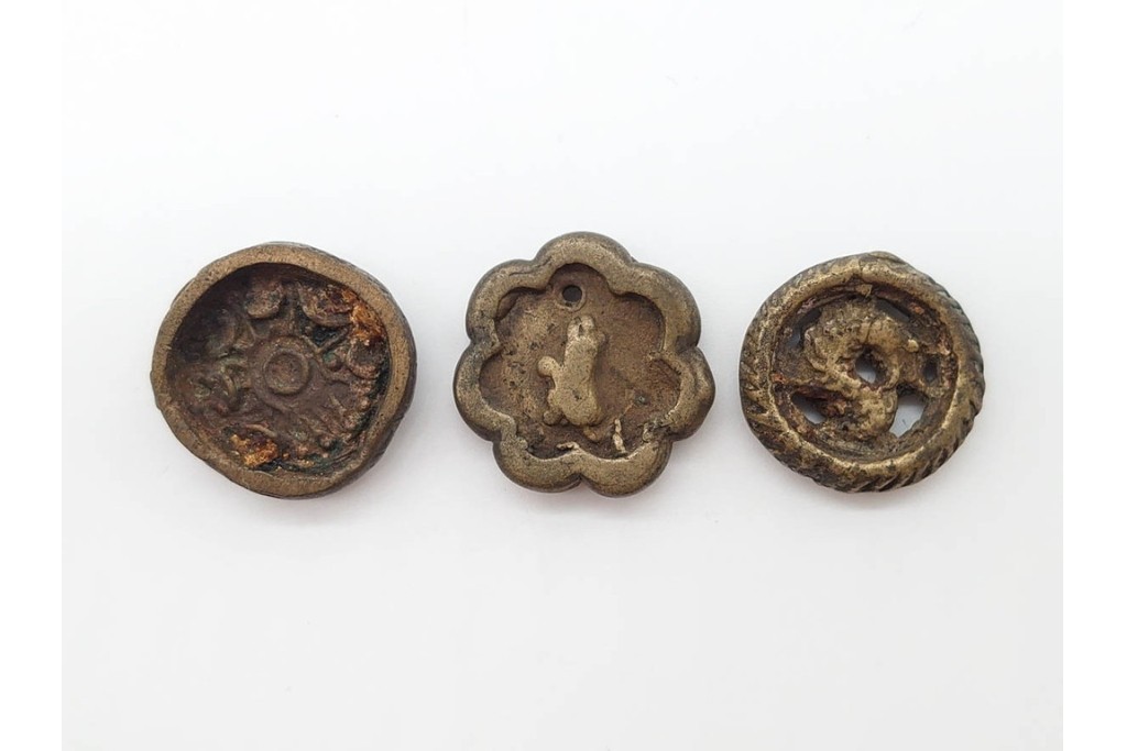 時代物　東南アジア(タイ)・チベット系　金属製(古銅ほか)・土製など　多彩な奉納仏・護符・プラクルアンをまとめた16点セット　プラ・ソムデットを含む　(R-090684)