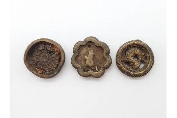 時代物　東南アジア(タイ)・チベット系　金属製(古銅ほか)・土製など　多彩な奉納仏・護符・プラクルアンをまとめた16点セット　プラ・ソムデットを含む　(R-090684)