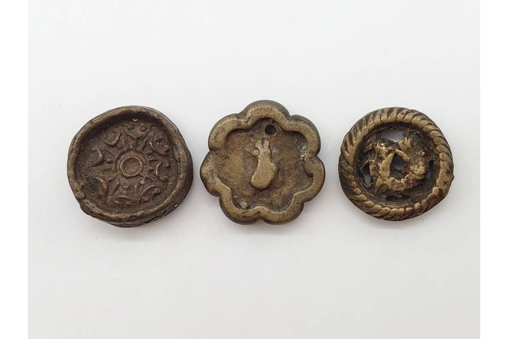 時代物　東南アジア(タイ)・チベット系　金属製(古銅ほか)・土製など　多彩な奉納仏・護符・プラクルアンをまとめた16点セット　プラ・ソムデットを含む　(R-090684)