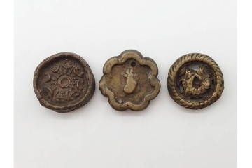 時代物　東南アジア(タイ)・チベット系　金属製(古銅ほか)・土製など　多彩な奉納仏・護符・プラクルアンをまとめた16点セット　プラ・ソムデットを含む　(R-090684)