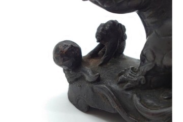 時代物　中国?日本?　古銅　 観音菩薩仏像と玉乗親子獅子の置物2点セット　(R-090686)