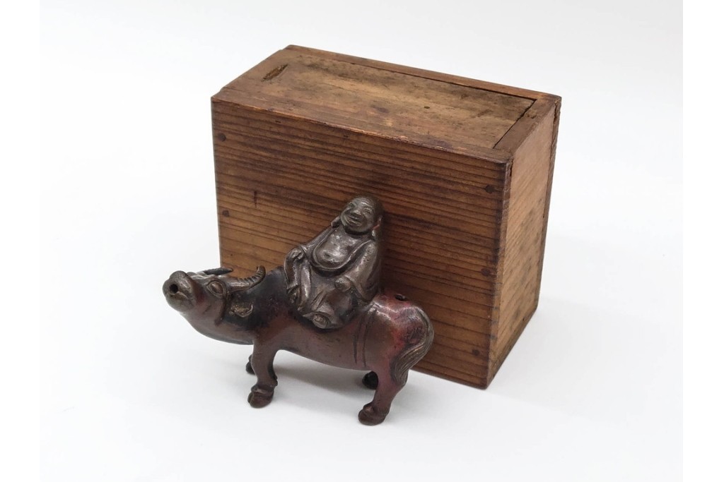 時代物　古銅　牛の背に乘る人物をかたどった水滴　外箱付き　(R-090692)