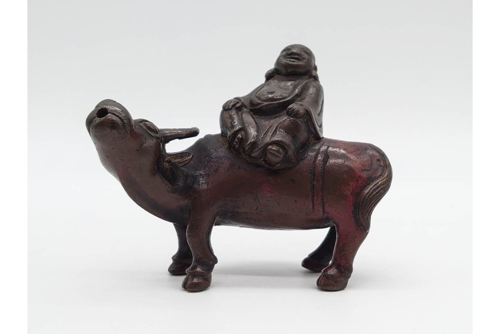 時代物　古銅　牛の背に乘る人物をかたどった水滴　外箱付き　(R-090692)