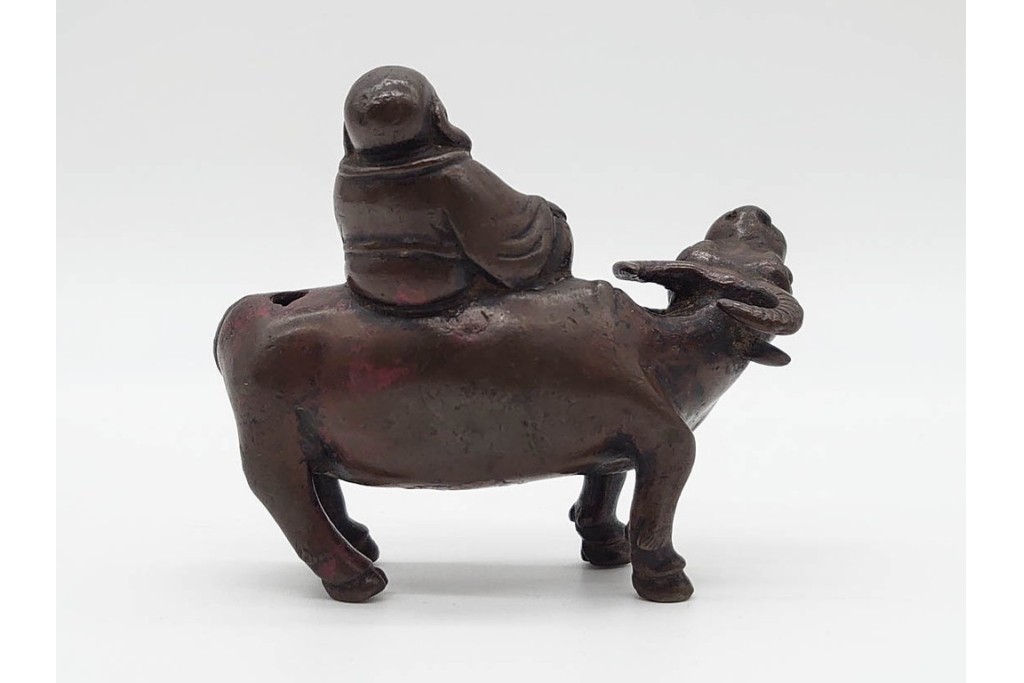 時代物　古銅　牛の背に乘る人物をかたどった水滴　外箱付き　(R-090692)