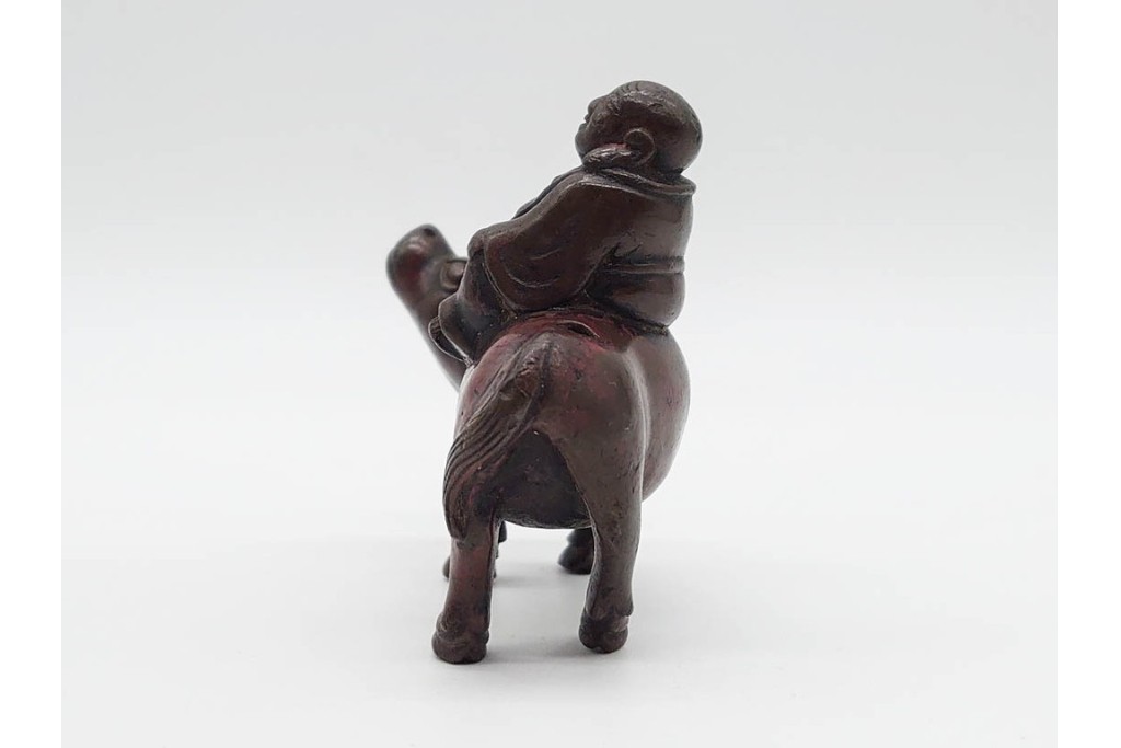 時代物　古銅　牛の背に乘る人物をかたどった水滴　外箱付き　(R-090692)