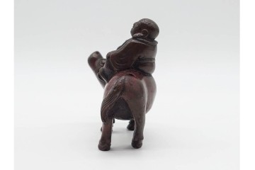 時代物　古銅　牛の背に乘る人物をかたどった水滴　外箱付き　(R-090692)