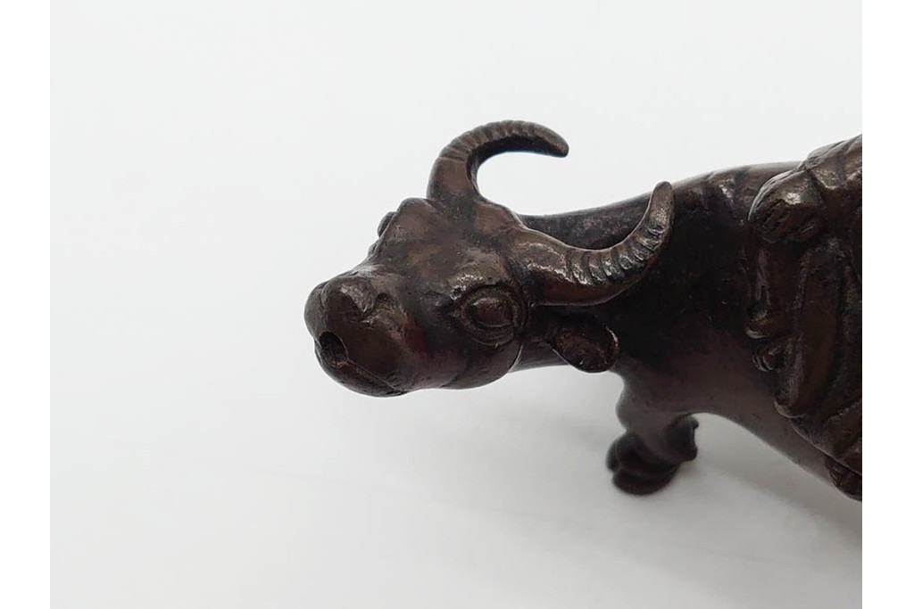 時代物　古銅　牛の背に乘る人物をかたどった水滴　外箱付き　(R-090692)