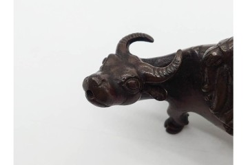 時代物　古銅　牛の背に乘る人物をかたどった水滴　外箱付き　(R-090692)