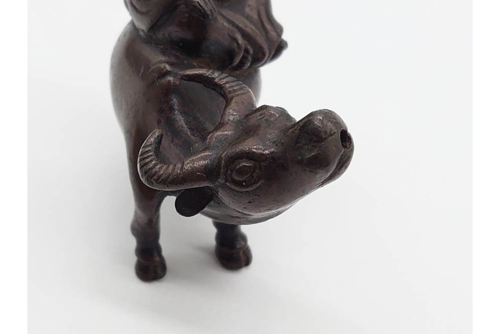 時代物　古銅　牛の背に乘る人物をかたどった水滴　外箱付き　(R-090692)