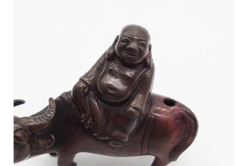 時代物　古銅　牛の背に乘る人物をかたどった水滴　外箱付き　(R-090692)