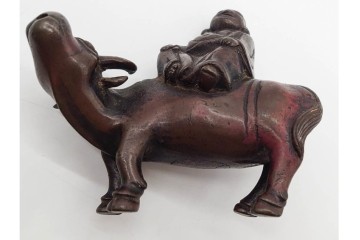 時代物　古銅　牛の背に乘る人物をかたどった水滴　外箱付き　(R-090692)