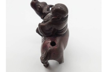 時代物　古銅　牛の背に乘る人物をかたどった水滴　外箱付き　(R-090692)