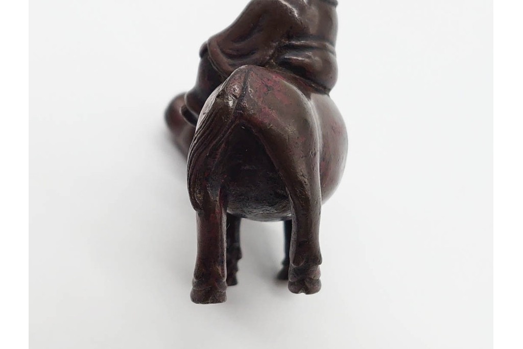 時代物　古銅　牛の背に乘る人物をかたどった水滴　外箱付き　(R-090692)