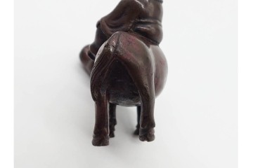 時代物　古銅　牛の背に乘る人物をかたどった水滴　外箱付き　(R-090692)