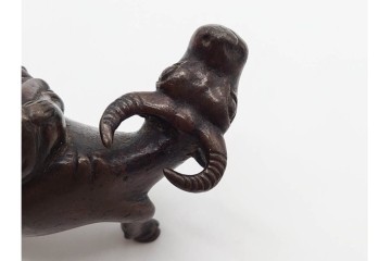 時代物　古銅　牛の背に乘る人物をかたどった水滴　外箱付き　(R-090692)