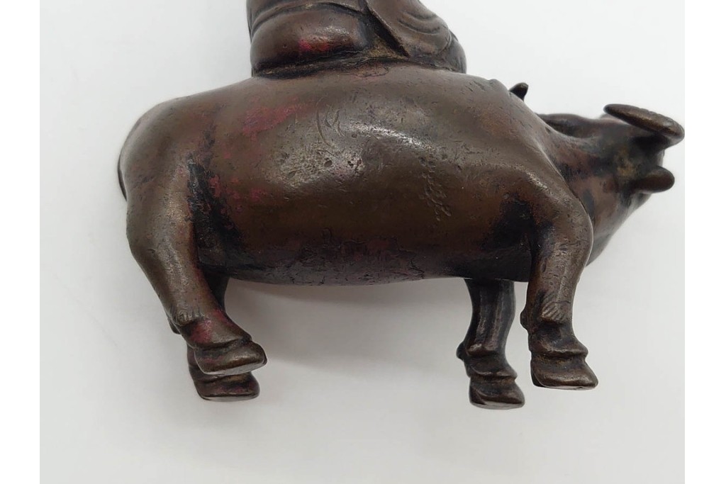 時代物　古銅　牛の背に乘る人物をかたどった水滴　外箱付き　(R-090692)