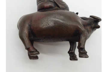 時代物　古銅　牛の背に乘る人物をかたどった水滴　外箱付き　(R-090692)