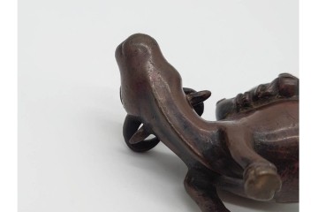時代物　古銅　牛の背に乘る人物をかたどった水滴　外箱付き　(R-090692)