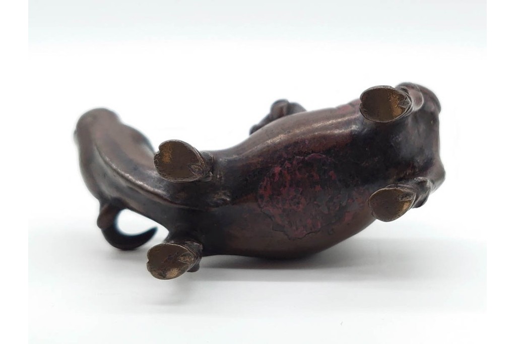 時代物　古銅　牛の背に乘る人物をかたどった水滴　外箱付き　(R-090692)