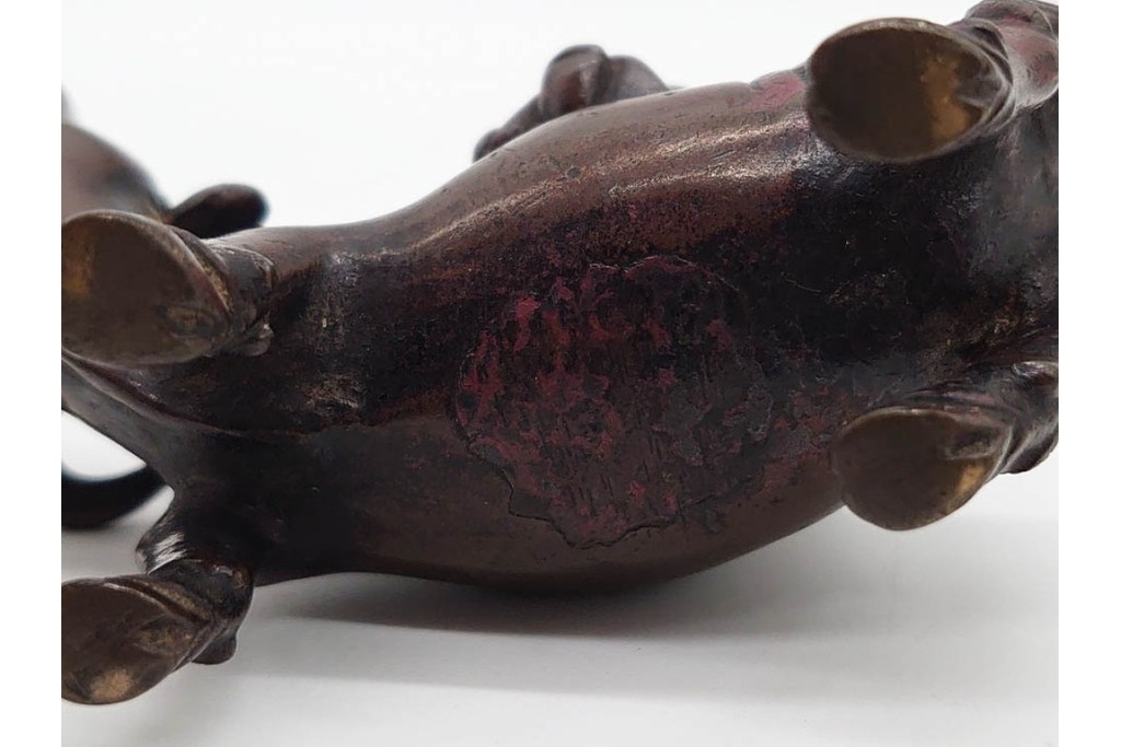 時代物　古銅　牛の背に乘る人物をかたどった水滴　外箱付き　(R-090692)