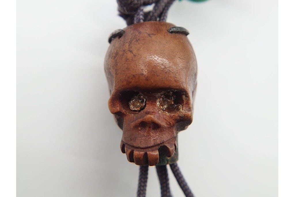 時代物　木製の髑髏根付がついた竹製煙管・煙草入れ　(R-090693)