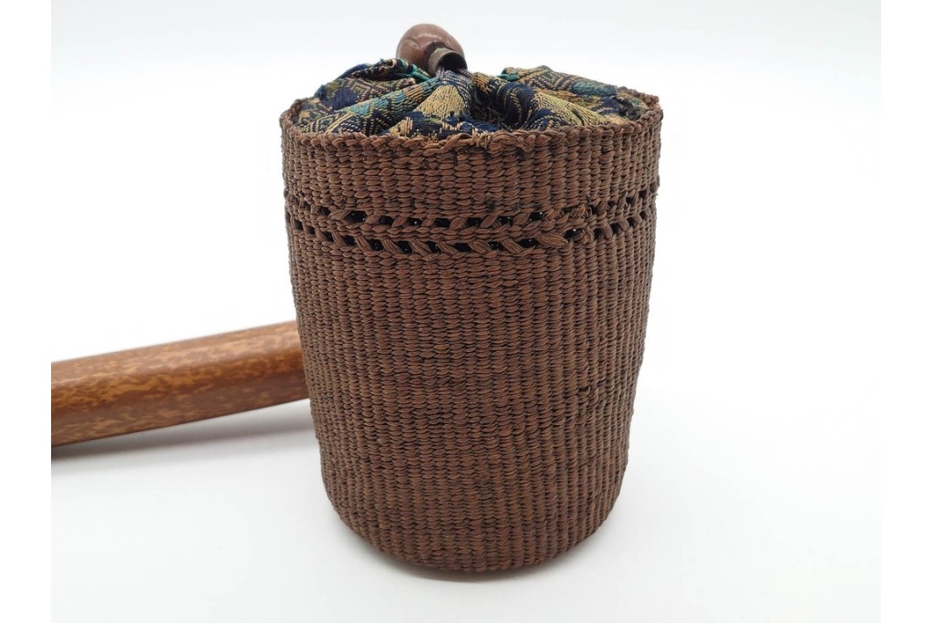 時代物　木製の髑髏根付がついた竹製煙管・煙草入れ　(R-090693)