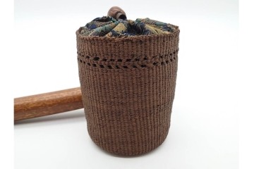 時代物　木製の髑髏根付がついた竹製煙管・煙草入れ　(R-090693)