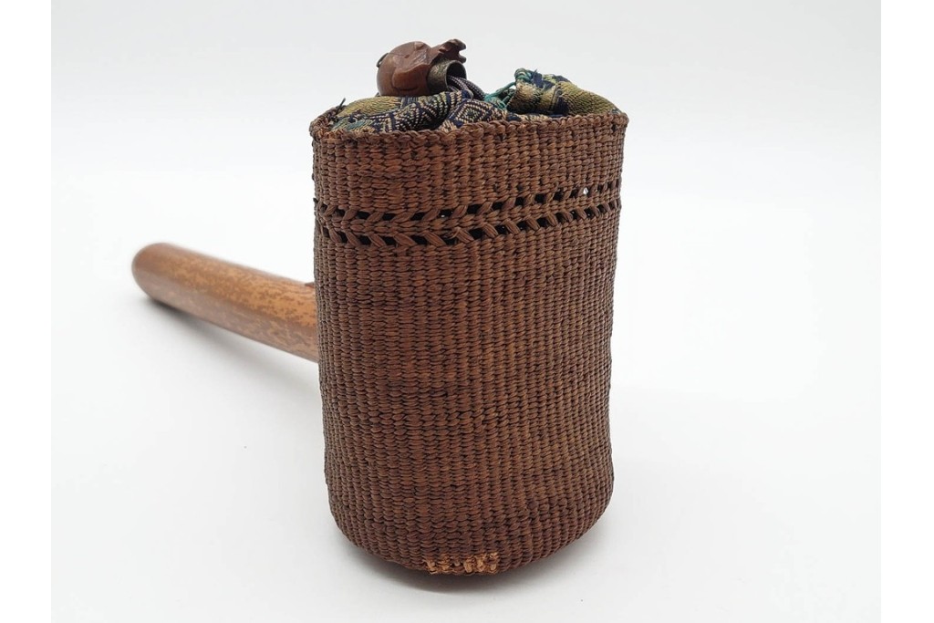 時代物　木製の髑髏根付がついた竹製煙管・煙草入れ　(R-090693)