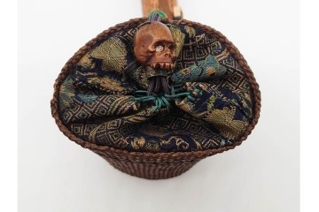 時代物　木製の髑髏根付がついた竹製煙管・煙草入れ　(R-090693)